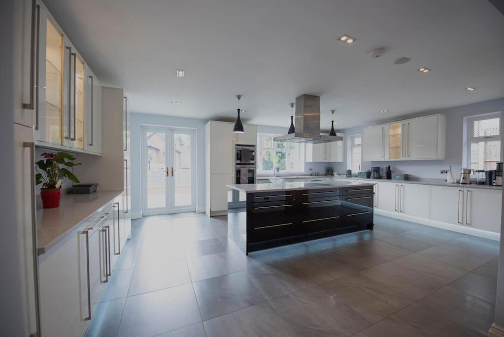 Luxury 6 Bedroom House With Parking - Northwood Northwood  Esterno foto
