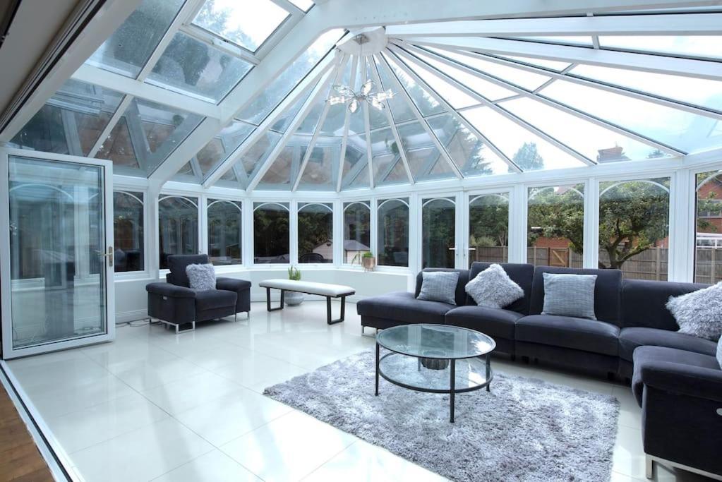 Luxury 6 Bedroom House With Parking - Northwood Northwood  Esterno foto