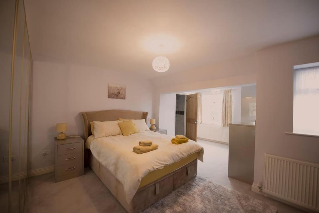 Luxury 6 Bedroom House With Parking - Northwood Northwood  Esterno foto