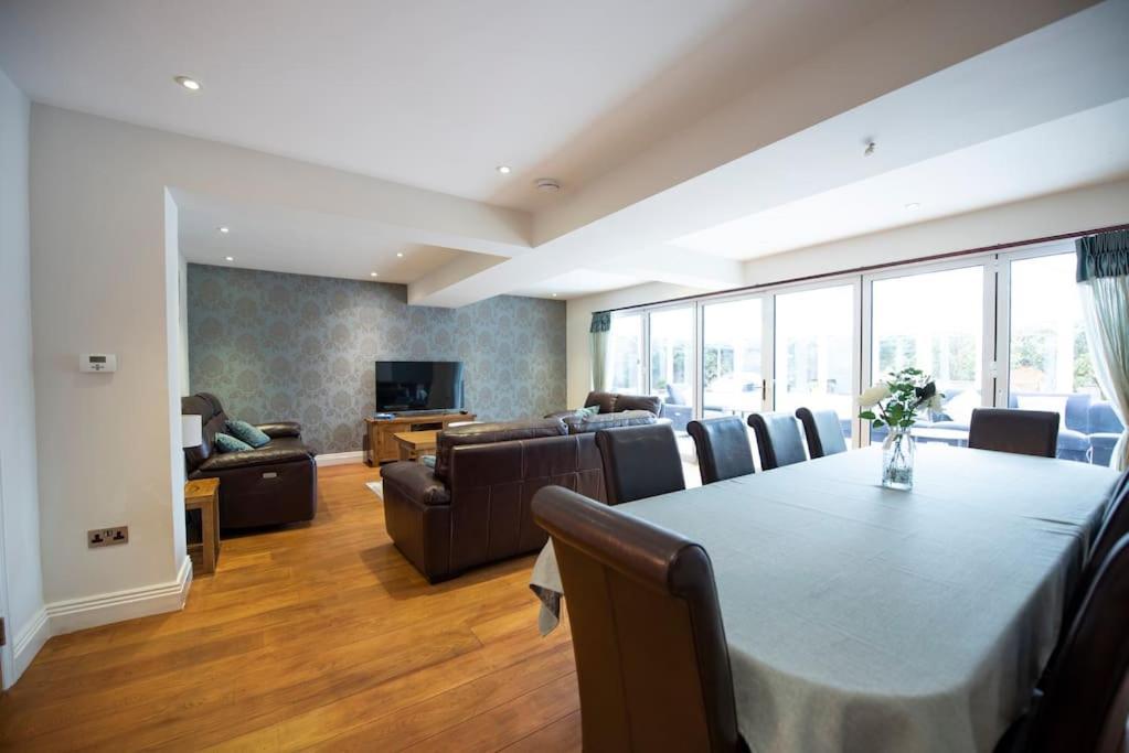 Luxury 6 Bedroom House With Parking - Northwood Northwood  Esterno foto