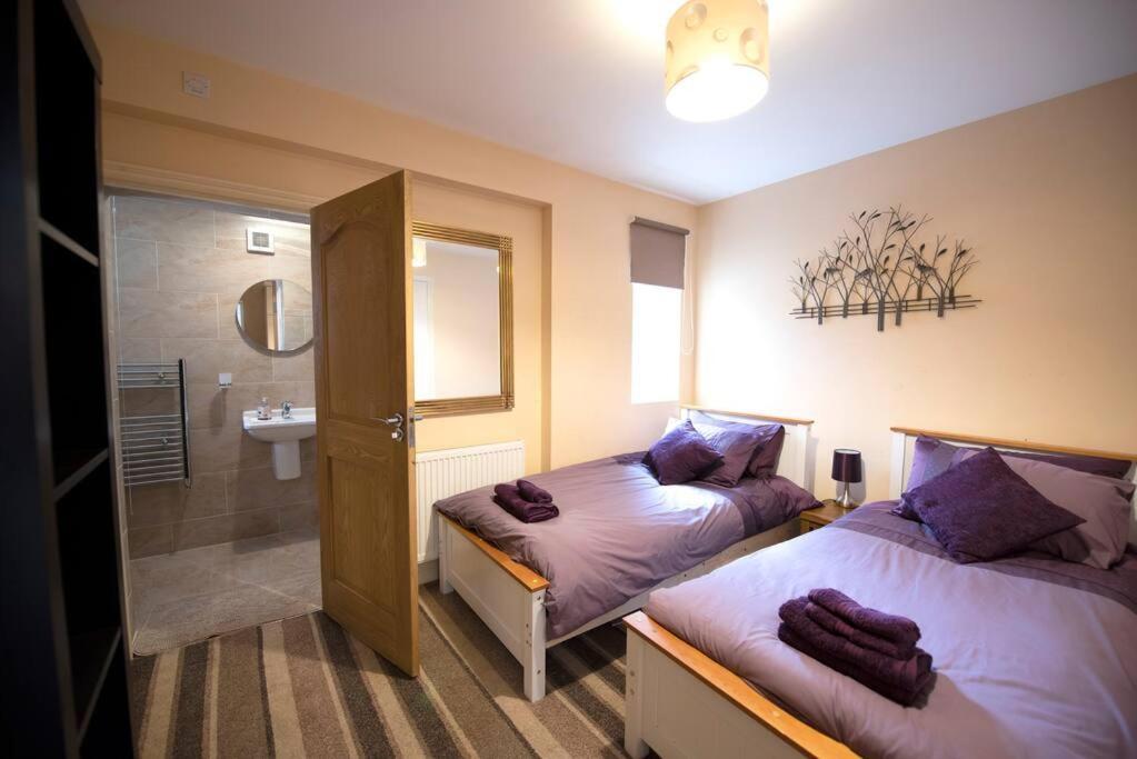 Luxury 6 Bedroom House With Parking - Northwood Northwood  Esterno foto