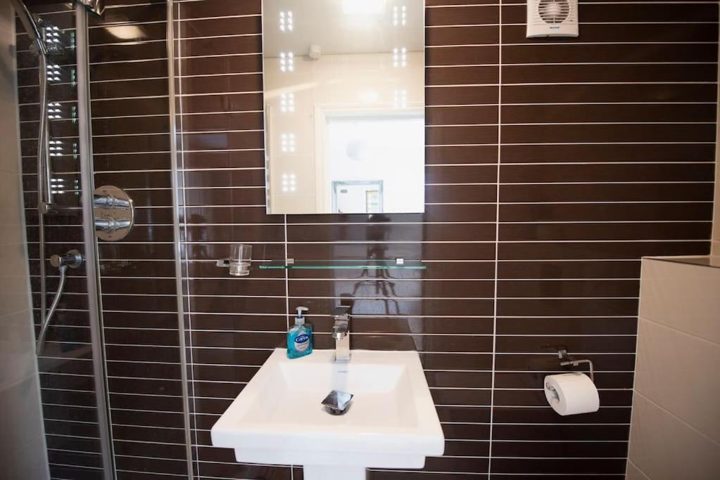 Luxury 6 Bedroom House With Parking - Northwood Northwood  Esterno foto