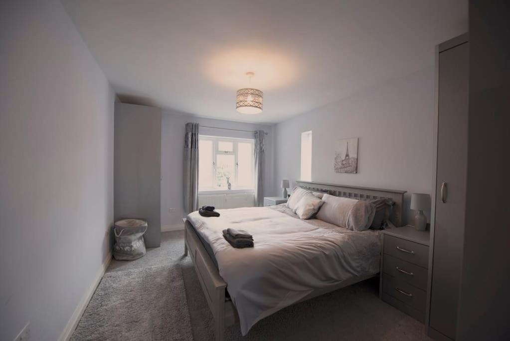Luxury 6 Bedroom House With Parking - Northwood Northwood  Esterno foto