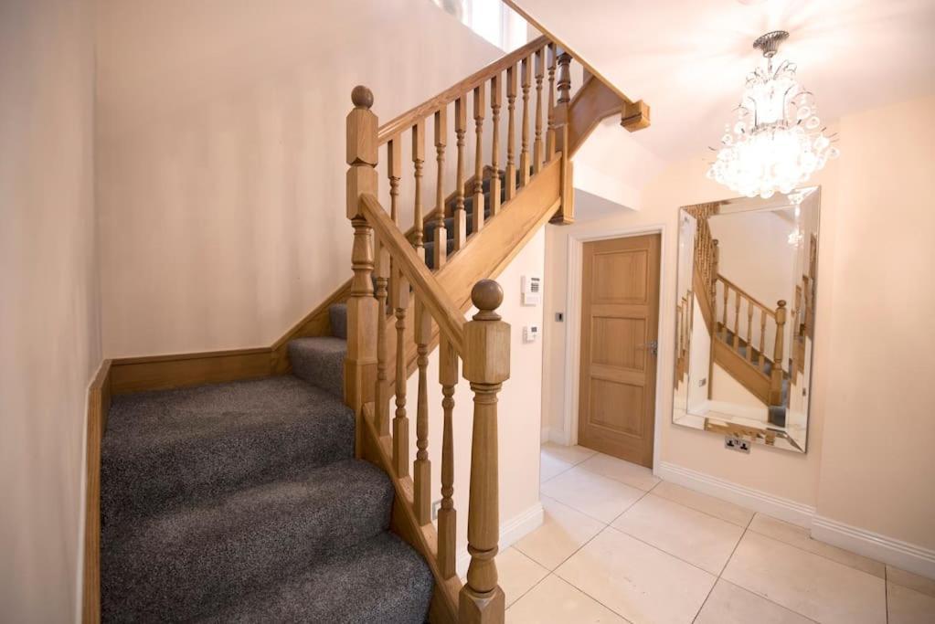 Luxury 6 Bedroom House With Parking - Northwood Northwood  Esterno foto