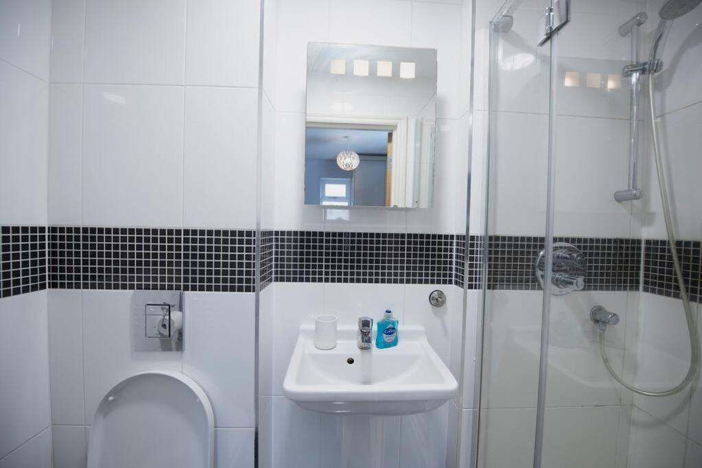 Luxury 6 Bedroom House With Parking - Northwood Northwood  Esterno foto
